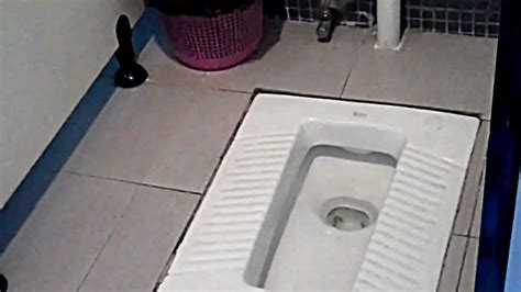 Chinese toilet 巨刺激，直接手伸过去把屎偷了，女的回头一脸懵 .